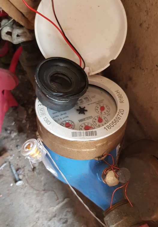 Đồng hồ đo nước vẩn quay khi không dùng,