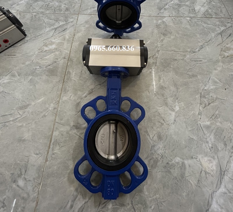 van bướm thân gang cánh inox điều khiển khí nén là gì